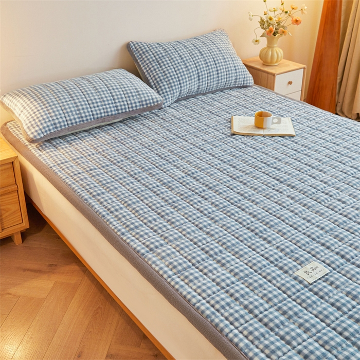 91家纺网 家纺一手货源 找家纺 喜居 2025新款无印风牛奶绒床褥垫-大床图 良品系列 良品-蓝小格