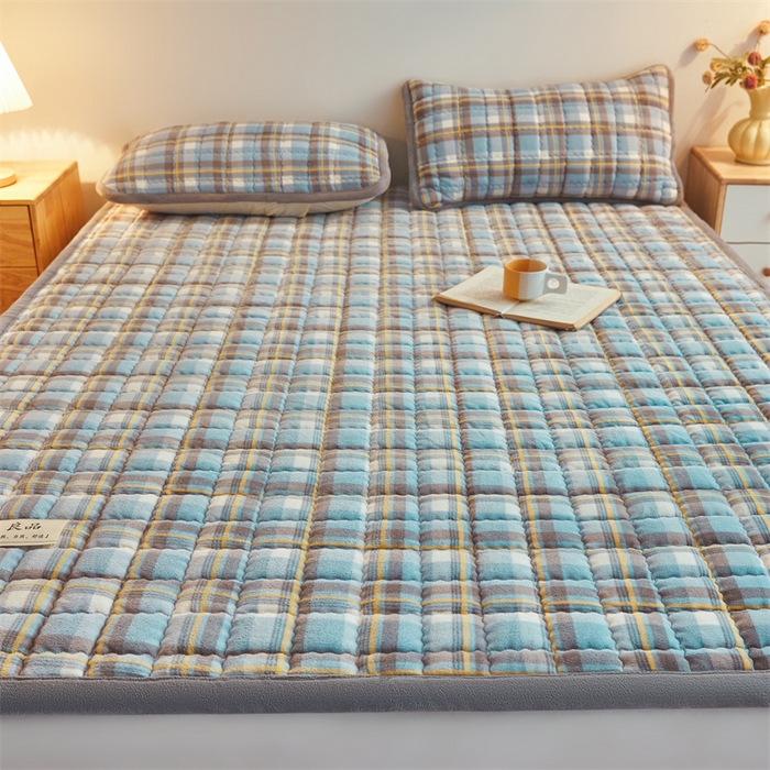 91家纺网 家纺一手货源 找家纺 喜居 2025新款无印风牛奶绒床褥垫-大床图 良品系列 良品-简兮蓝