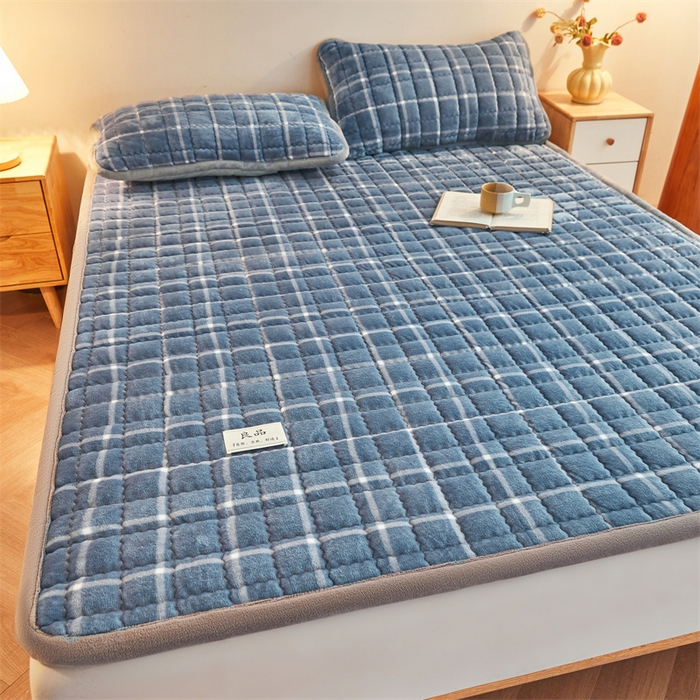 91家纺网 家纺一手货源 找家纺 喜居 2025新款无印风牛奶绒床褥垫-大床图 良品系列 良品-海蓝格