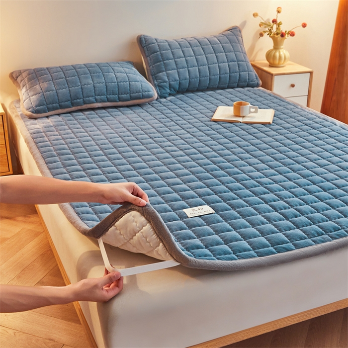 91家纺网 家纺一手货源 找家纺 喜居 2025新款无印风牛奶绒床褥垫-大床图 良品系列 良品-海茵蓝