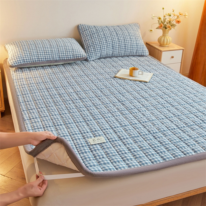 91家纺网 家纺一手货源 找家纺 喜居 2025新款无印风牛奶绒床褥垫-大床图 良品系列 良品-蓝小格