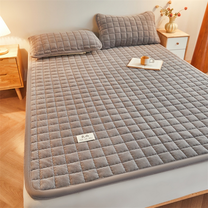 91家纺网 家纺一手货源 找家纺 喜居 2025新款无印风牛奶绒床褥垫-大床图 良品系列 良品-暖阳灰