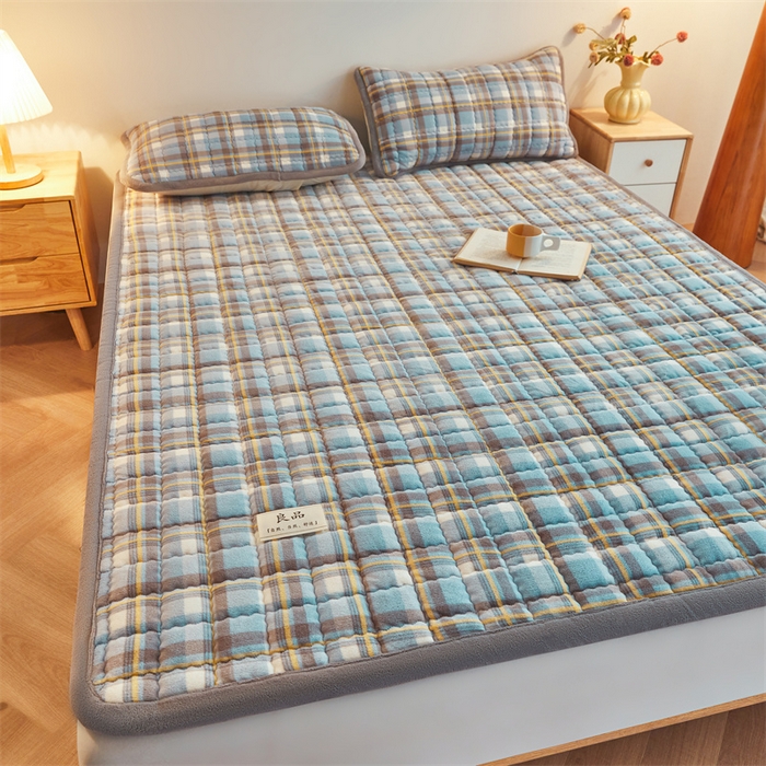 91家纺网 家纺一手货源 找家纺 喜居 2025新款无印风牛奶绒床褥垫-大床图 良品系列 良品-简兮蓝