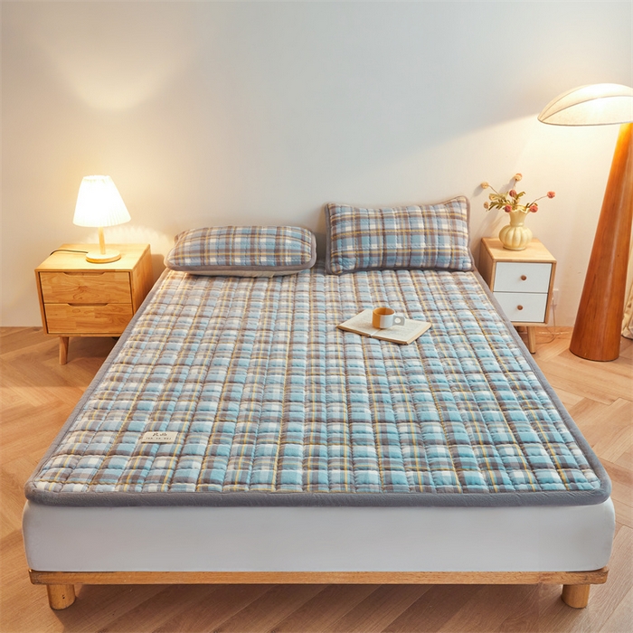 91家纺网 家纺一手货源 找家纺 喜居 2025新款无印风牛奶绒床褥垫-大床图 良品系列 良品-简兮蓝