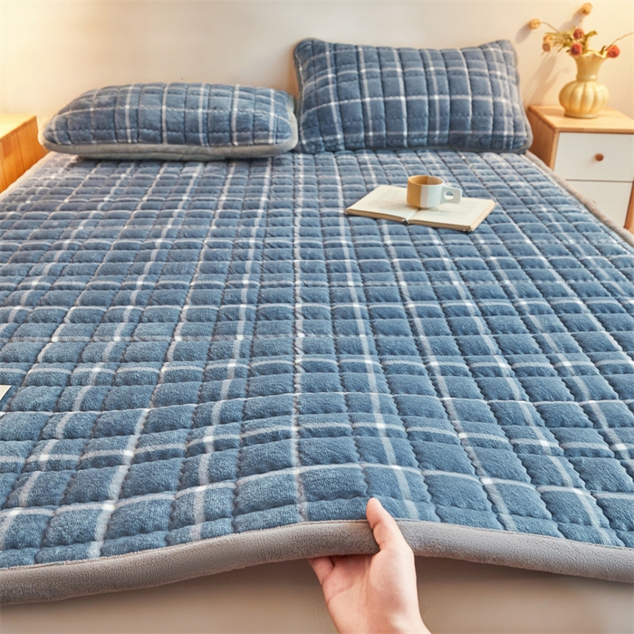 91家纺网 家纺一手货源 找家纺 喜居 2025新款无印风牛奶绒床褥垫-大床图 良品系列 良品-海蓝格