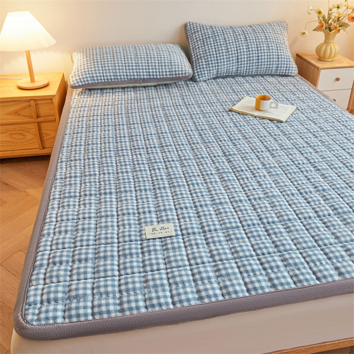 91家纺网 家纺一手货源 找家纺 喜居 2025新款无印风牛奶绒床褥垫-大床图 良品系列 良品-蓝小格
