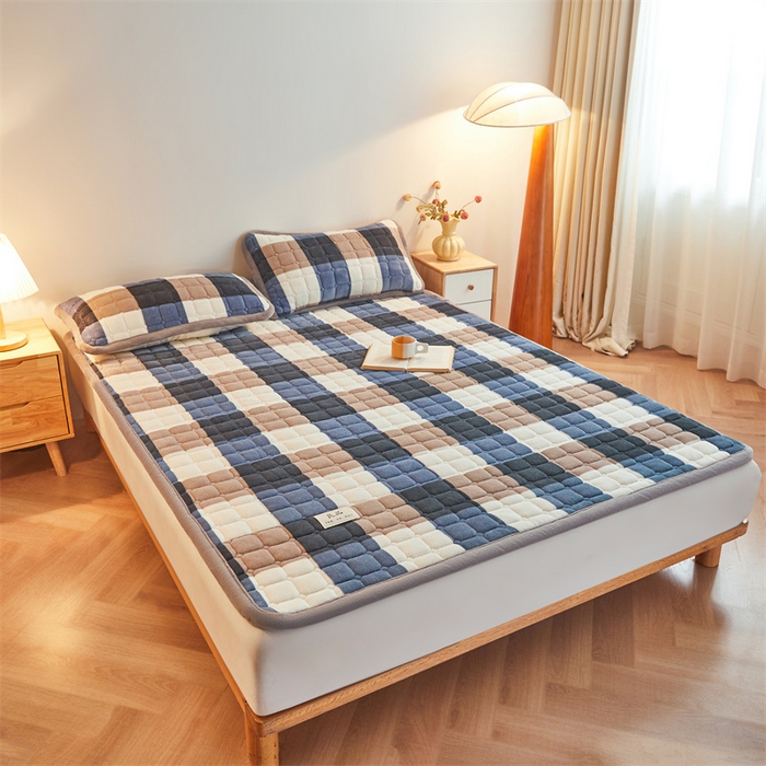 91家纺网 家纺一手货源 找家纺 喜居 2025新款无印风牛奶绒床褥垫-大床图 良品系列 良品-蓝咖格