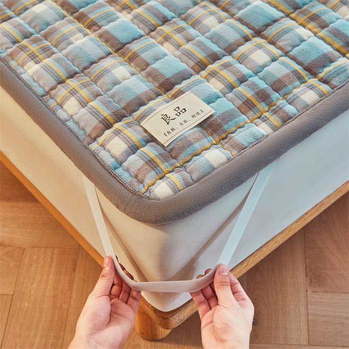 91家纺网 家纺一手货源 找家纺 喜居 2025新款无印风牛奶绒床褥垫-大床图 良品系列 良品-简兮蓝