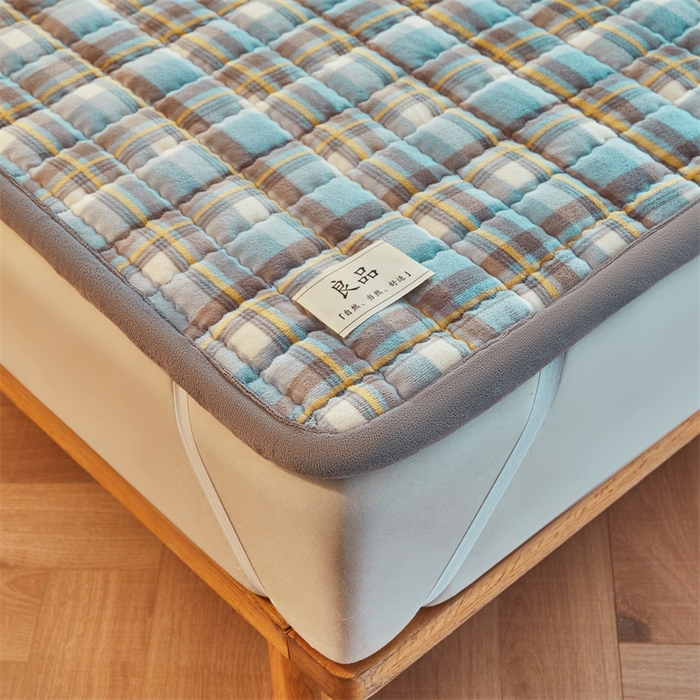 91家纺网 家纺一手货源 找家纺 喜居 2025新款无印风牛奶绒床褥垫-大床图 良品系列 良品-简兮蓝