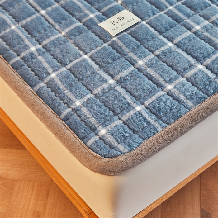 91家纺网 家纺一手货源 找家纺 喜居 2025新款无印风牛奶绒床褥垫-大床图 良品系列 良品-海蓝格