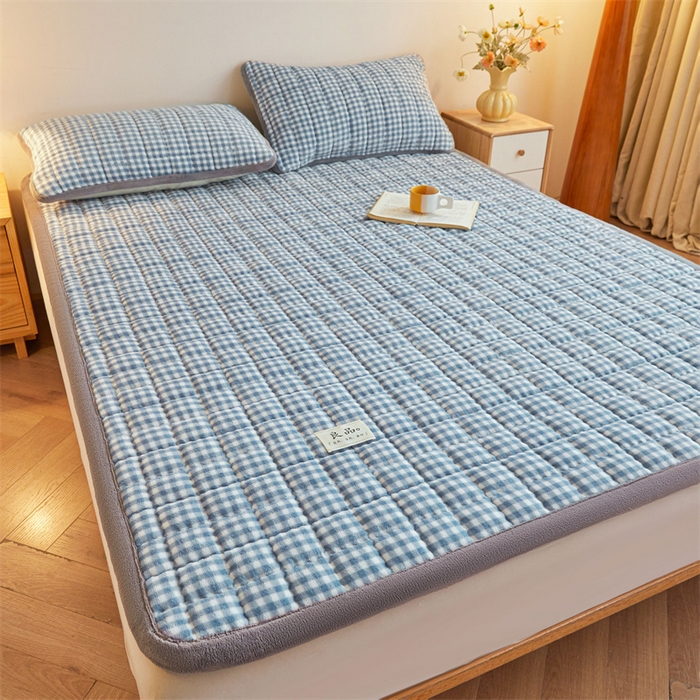 91家纺网 家纺一手货源 找家纺 喜居 2025新款无印风牛奶绒床褥垫-大床图 良品系列 良品-蓝小格