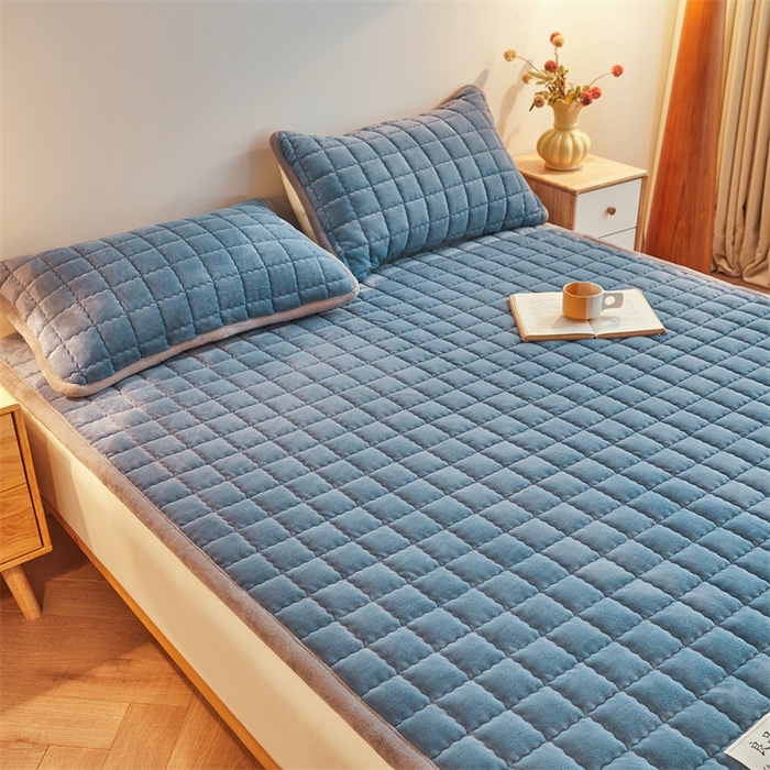 91家纺网 家纺一手货源 找家纺 喜居 2025新款无印风牛奶绒床褥垫-大床图 良品系列 良品-海茵蓝