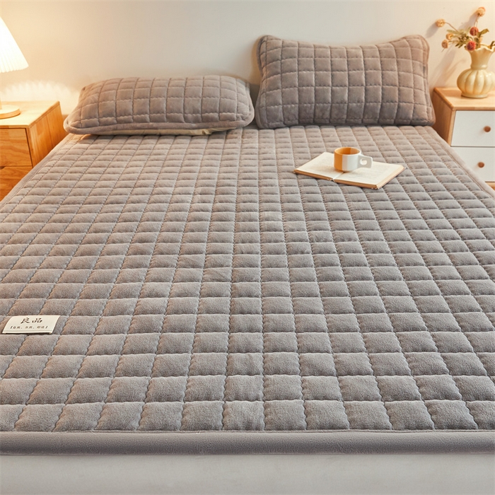 91家纺网 家纺一手货源 找家纺 喜居 2025新款无印风牛奶绒床褥垫-大床图 良品系列 良品-暖阳灰