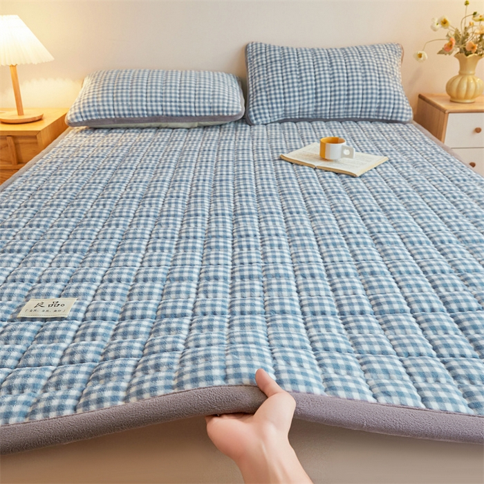 91家纺网 家纺一手货源 找家纺 喜居 2025新款无印风牛奶绒床褥垫-大床图 良品系列 良品-蓝小格