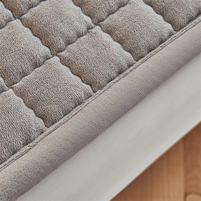 91家纺网 家纺一手货源 找家纺 喜居 2025新款无印风牛奶绒床褥垫-大床图 良品系列 良品-暖阳灰