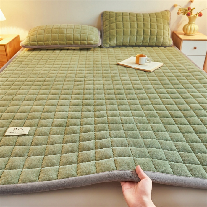 91家纺网 家纺一手货源 找家纺 喜居 2025新款无印风牛奶绒床褥垫-大床图 良品系列 良品-香草绿