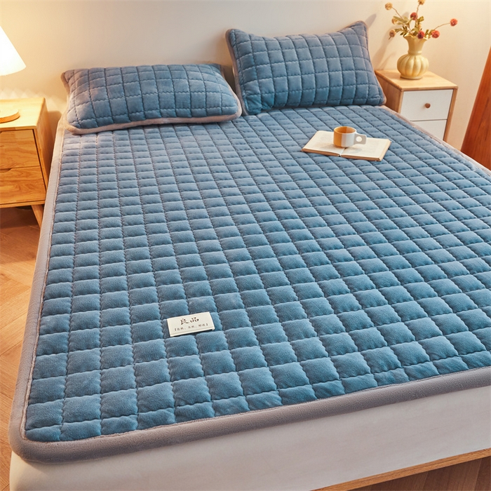 91家纺网 家纺一手货源 找家纺 喜居 2025新款无印风牛奶绒床褥垫-大床图 良品系列 良品-海茵蓝