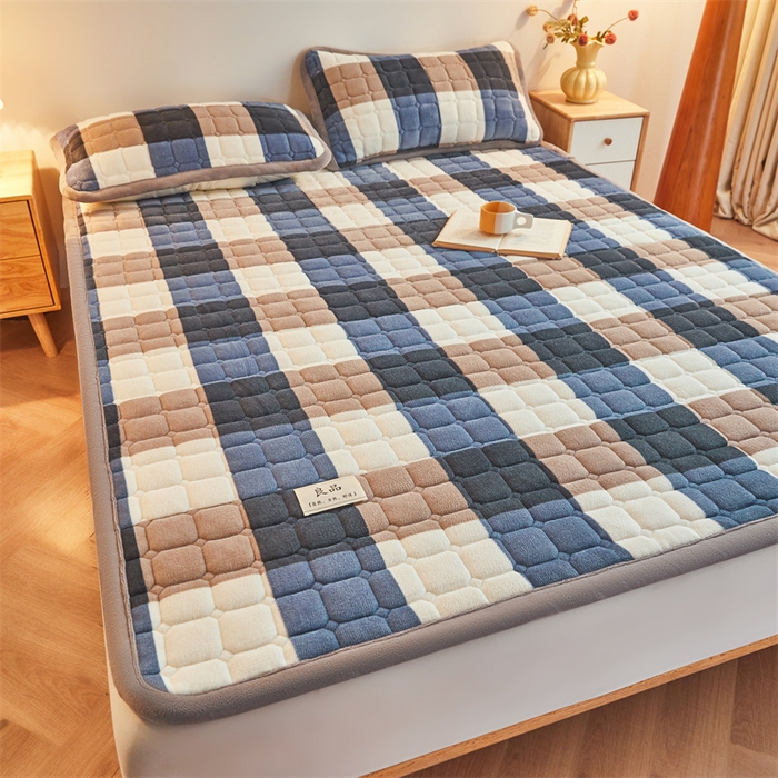 91家纺网 家纺一手货源 找家纺 喜居 2025新款无印风牛奶绒床褥垫-大床图 良品系列 良品-蓝咖格