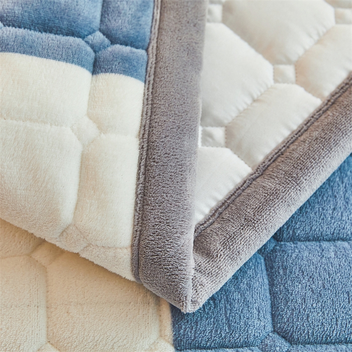 91家纺网 家纺一手货源 找家纺 喜居 2025新款无印风牛奶绒床褥垫-大床图 良品系列 良品-蓝咖格