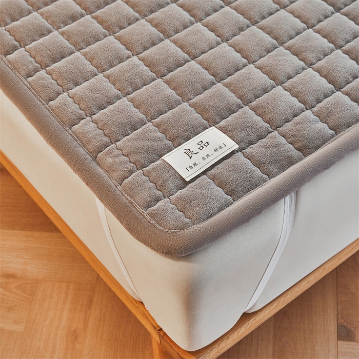 91家纺网 家纺一手货源 找家纺 喜居 2025新款无印风牛奶绒床褥垫-大床图 良品系列 良品-暖阳灰