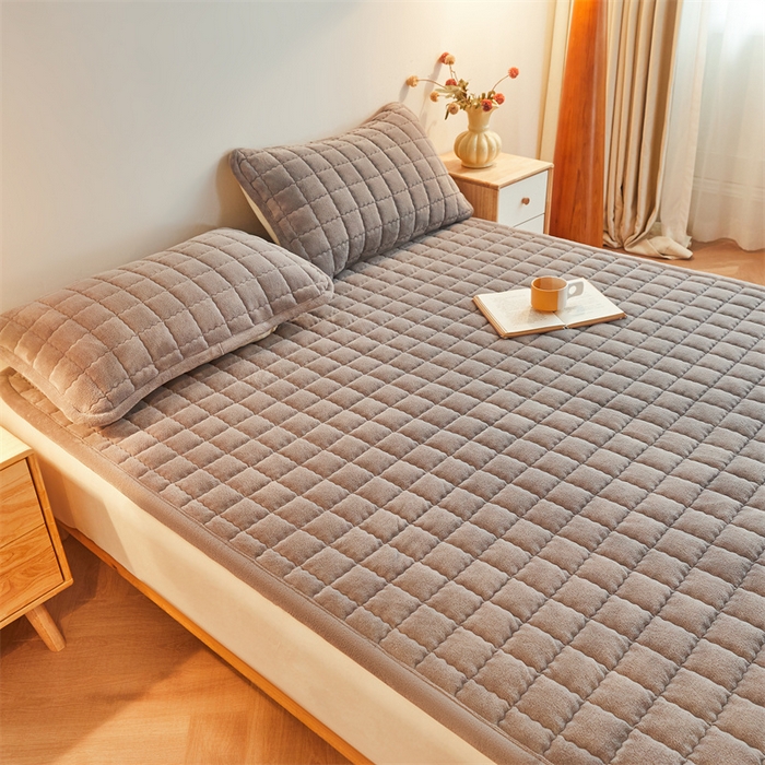 91家纺网 家纺一手货源 找家纺 喜居 2025新款无印风牛奶绒床褥垫-大床图 良品系列 良品-暖阳灰