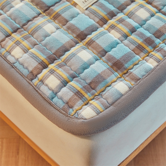 91家纺网 家纺一手货源 找家纺 喜居 2025新款无印风牛奶绒床褥垫-大床图 良品系列 良品-简兮蓝