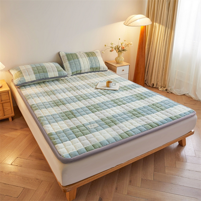 91家纺网 家纺一手货源 找家纺 喜居 2025新款无印风牛奶绒床褥垫-大床图 良品系列 良品-绿大格