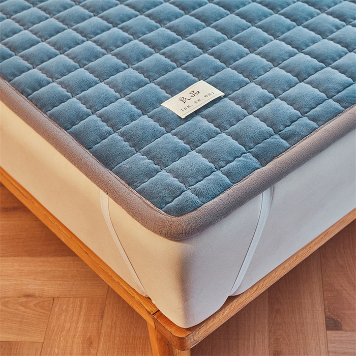 91家纺网 家纺一手货源 找家纺 喜居 2025新款无印风牛奶绒床褥垫-大床图 良品系列 良品-海茵蓝