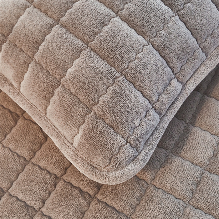 91家纺网 家纺一手货源 找家纺 喜居 2025新款无印风牛奶绒床褥垫-大床图 良品系列 良品-暖阳灰