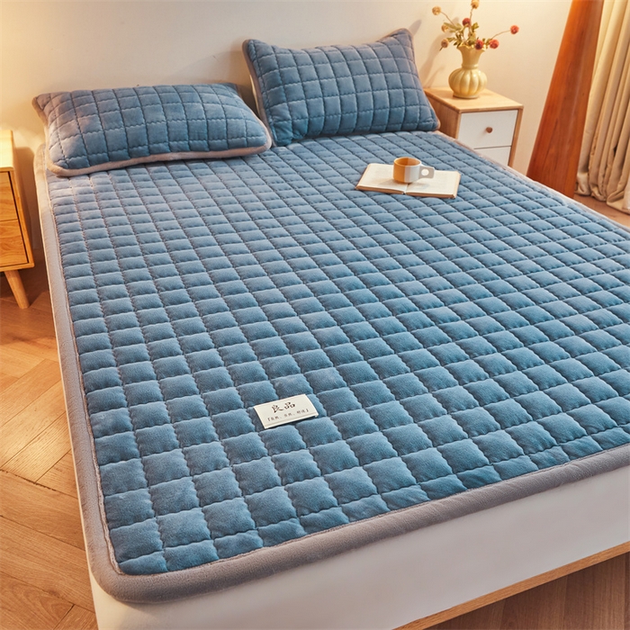 91家纺网 家纺一手货源 找家纺 喜居 2025新款无印风牛奶绒床褥垫-大床图 良品系列 良品-海茵蓝