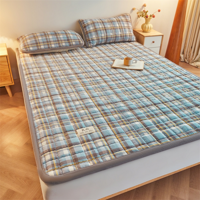 91家纺网 家纺一手货源 找家纺 喜居 2025新款无印风牛奶绒床褥垫-大床图 良品系列 良品-简兮蓝