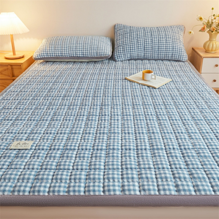 91家纺网 家纺一手货源 找家纺 喜居 2025新款无印风牛奶绒床褥垫-大床图 良品系列 良品-蓝小格