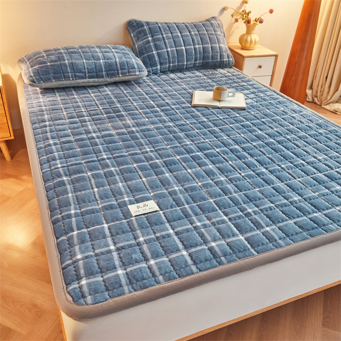 91家纺网 家纺一手货源 找家纺 喜居 2025新款无印风牛奶绒床褥垫-大床图 良品系列 良品-海蓝格