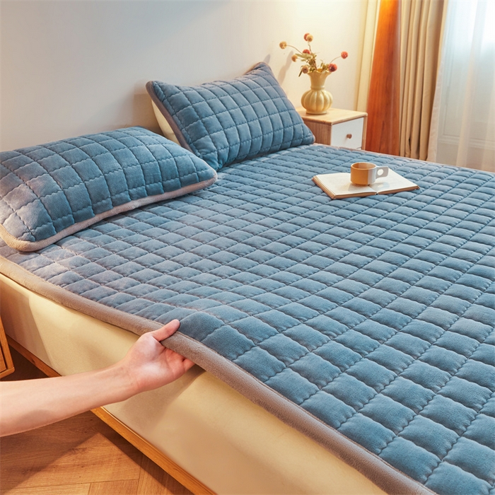 91家纺网 家纺一手货源 找家纺 喜居 2025新款无印风牛奶绒床褥垫-大床图 良品系列 良品-海茵蓝