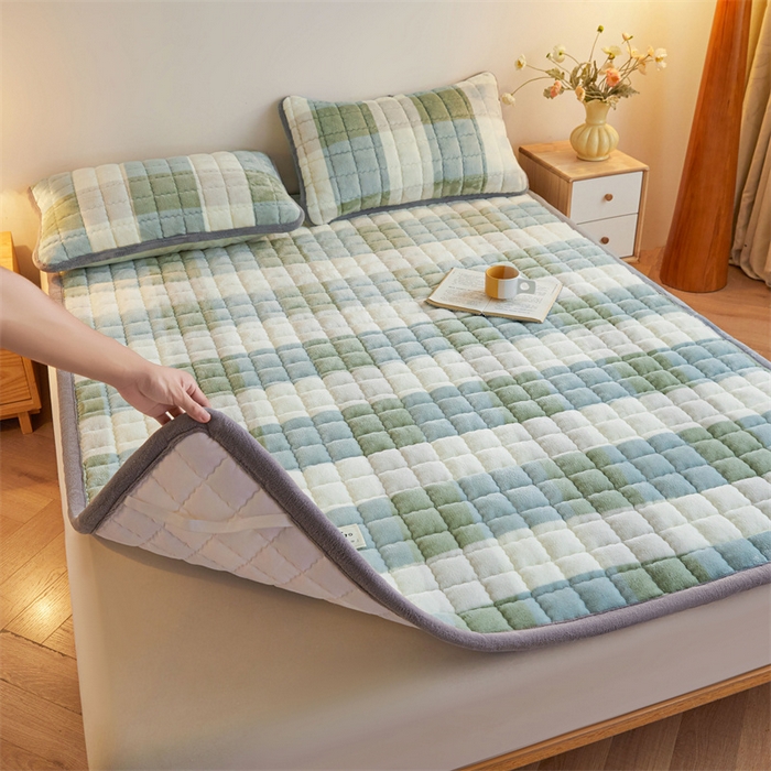 91家纺网 家纺一手货源 找家纺 喜居 2025新款无印风牛奶绒床褥垫-大床图 良品系列 良品-绿大格