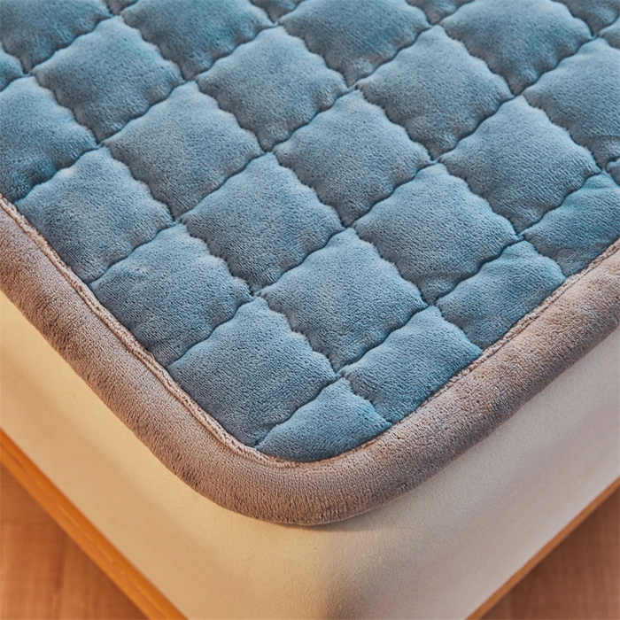 91家纺网 家纺一手货源 找家纺 喜居 2025新款无印风牛奶绒床褥垫-大床图 良品系列 良品-海茵蓝