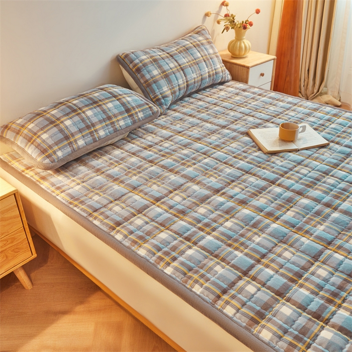 91家纺网 家纺一手货源 找家纺 喜居 2025新款无印风牛奶绒床褥垫-大床图 良品系列 良品-简兮蓝