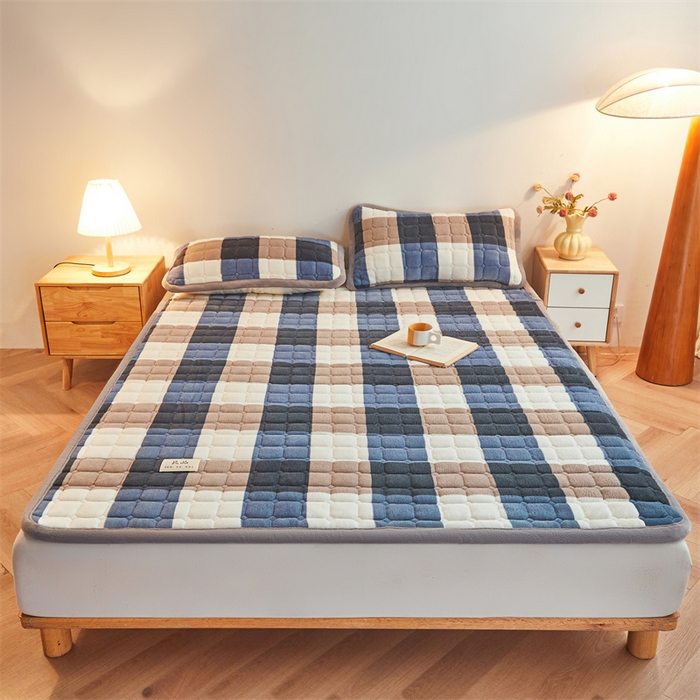 91家纺网 家纺一手货源 找家纺 喜居 2025新款无印风牛奶绒床褥垫-大床图 良品系列 良品-蓝咖格