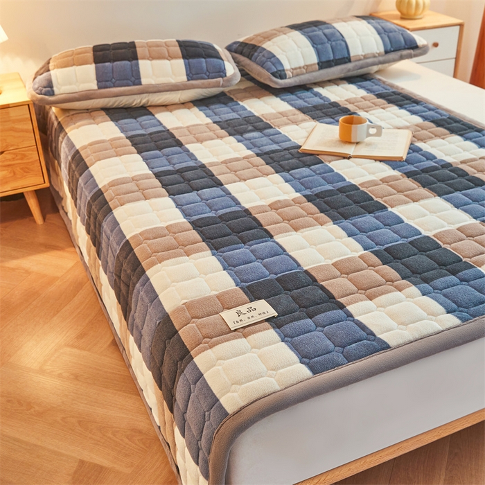 91家纺网 家纺一手货源 找家纺 喜居 2025新款无印风牛奶绒床褥垫-大床图 良品系列 良品-蓝咖格