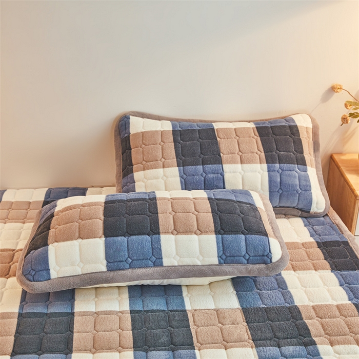 91家纺网 家纺一手货源 找家纺 喜居 2025新款无印风牛奶绒床褥垫-大床图 良品系列 良品-蓝咖格