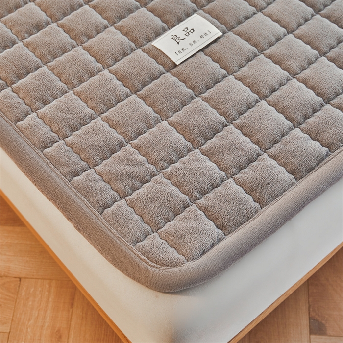 91家纺网 家纺一手货源 找家纺 喜居 2025新款无印风牛奶绒床褥垫-大床图 良品系列 良品-暖阳灰