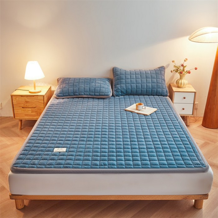 91家纺网 家纺一手货源 找家纺 喜居 2025新款无印风牛奶绒床褥垫-大床图 良品系列 良品-海茵蓝