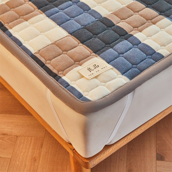 91家纺网 家纺一手货源 找家纺 喜居 2025新款无印风牛奶绒床褥垫-大床图 良品系列 良品-蓝咖格