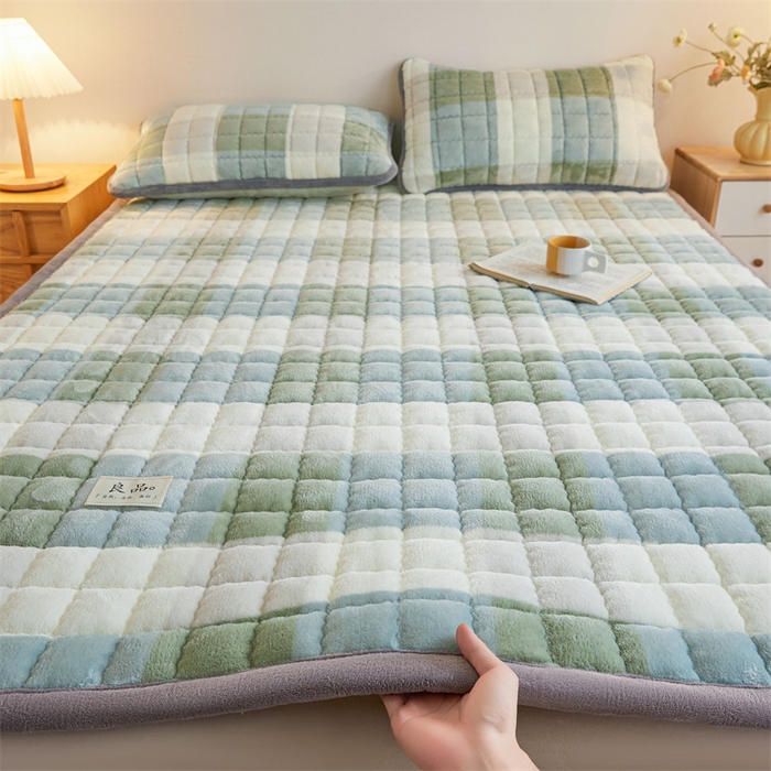 91家纺网 家纺一手货源 找家纺 喜居 2025新款无印风牛奶绒床褥垫-大床图 良品系列 良品-绿大格