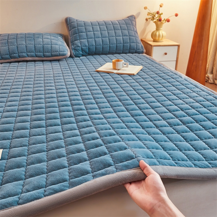91家纺网 家纺一手货源 找家纺 喜居 2025新款无印风牛奶绒床褥垫-大床图 良品系列 良品-海茵蓝