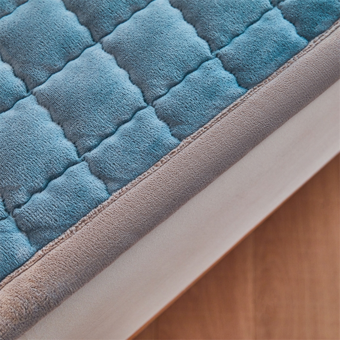 91家纺网 家纺一手货源 找家纺 喜居 2025新款无印风牛奶绒床褥垫-大床图 良品系列 良品-海茵蓝