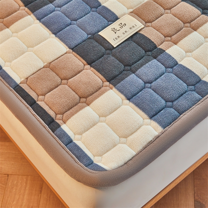 91家纺网 家纺一手货源 找家纺 喜居 2025新款无印风牛奶绒床褥垫-大床图 良品系列 良品-蓝咖格