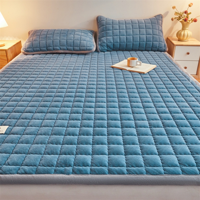 91家纺网 家纺一手货源 找家纺 喜居 2025新款无印风牛奶绒床褥垫-大床图 良品系列 良品-海茵蓝