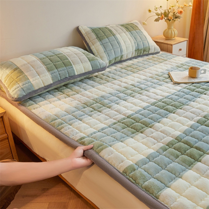 91家纺网 家纺一手货源 找家纺 喜居 2025新款无印风牛奶绒床褥垫-大床图 良品系列 良品-绿大格