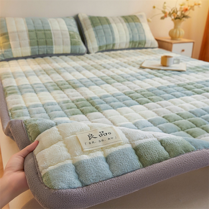 91家纺网 家纺一手货源 找家纺 喜居 2025新款无印风牛奶绒床褥垫-大床图 良品系列 良品-绿大格